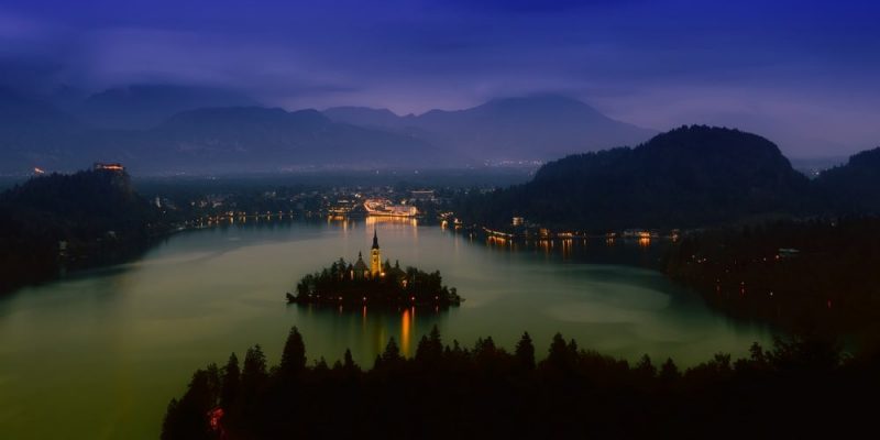A look at Bled lake / Check prices for accommodation and food in shops and restaurants.