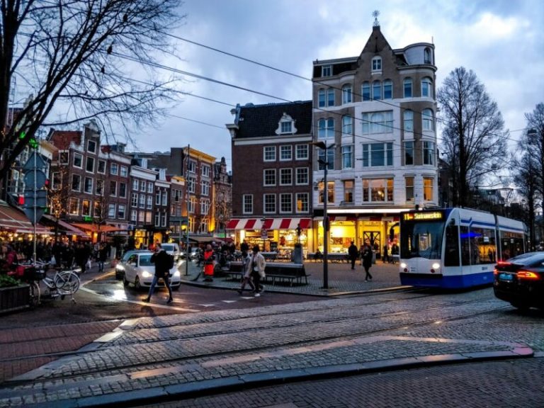 Current prices in Amsterdam / Eating in shops, dinner in a restaurant, fast food, pizza